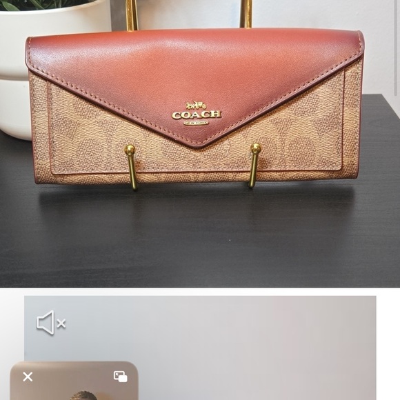 Coach Brown signature wallet has some peeling inside but beautiful outside - Picture 6 of 8